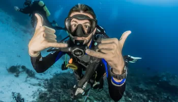 How much do scuba diving instructors earn? 